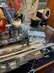 -灵彩珠宝(朗香街店)