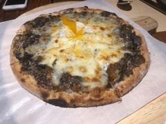 黑松露披萨，三种芝士和有机鸡蛋-Mercato莫卡多露台餐厅与酒吧(K11店)