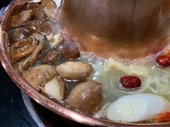 -果松木炭酸菜铜火锅·外婆参鸡汤