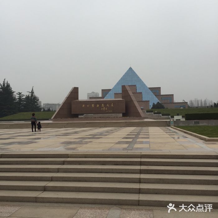 上海市龙华烈士陵园烈士纪念馆图片