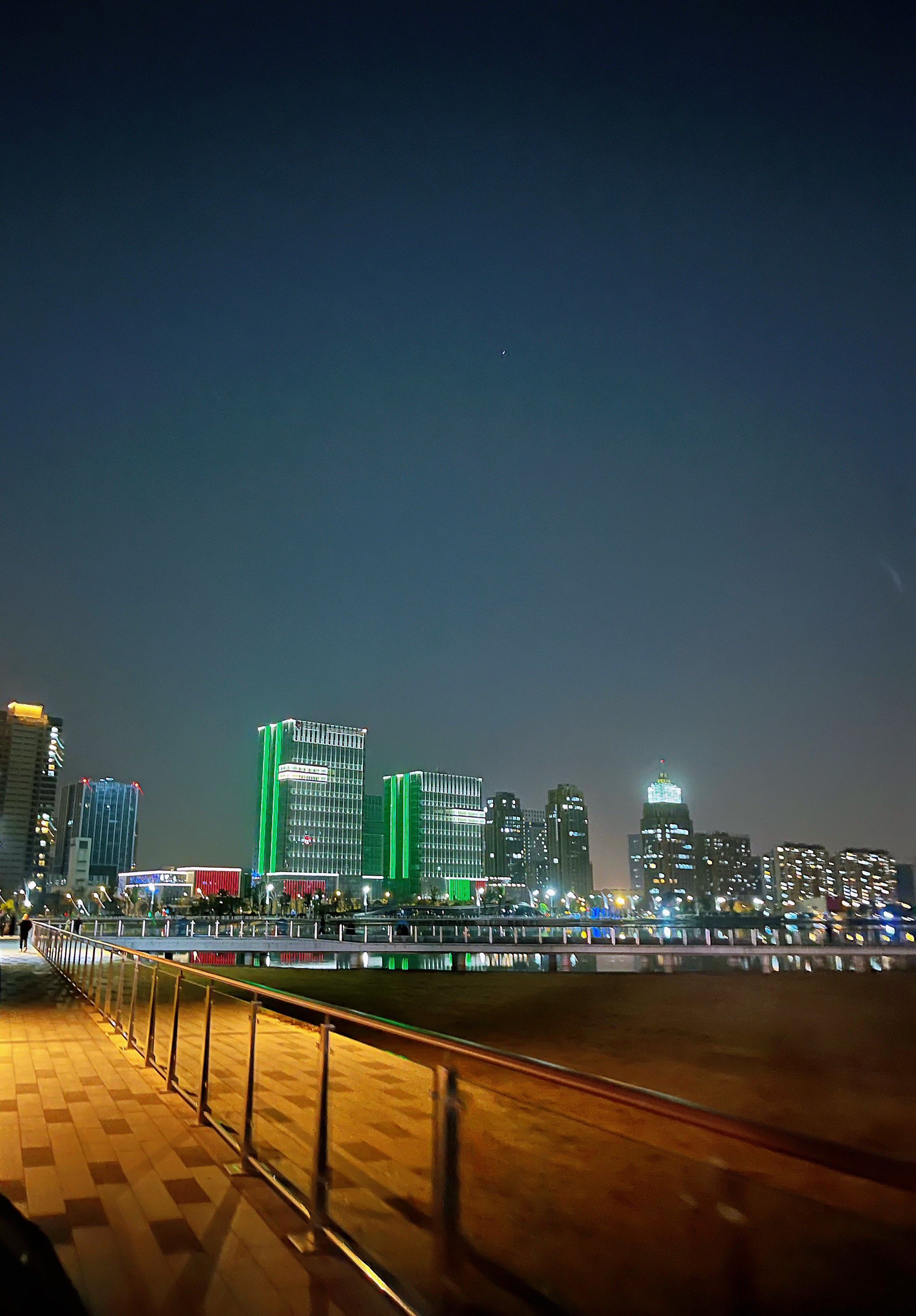 夜晚的金沙湖也很漂亮