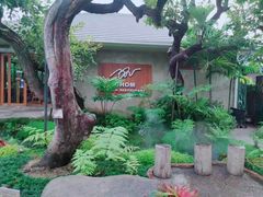 -Chom Cafe and Restaurant