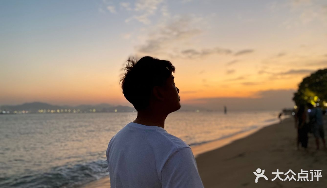 吃：美食比较清淡 适合沿海的人口味穿着