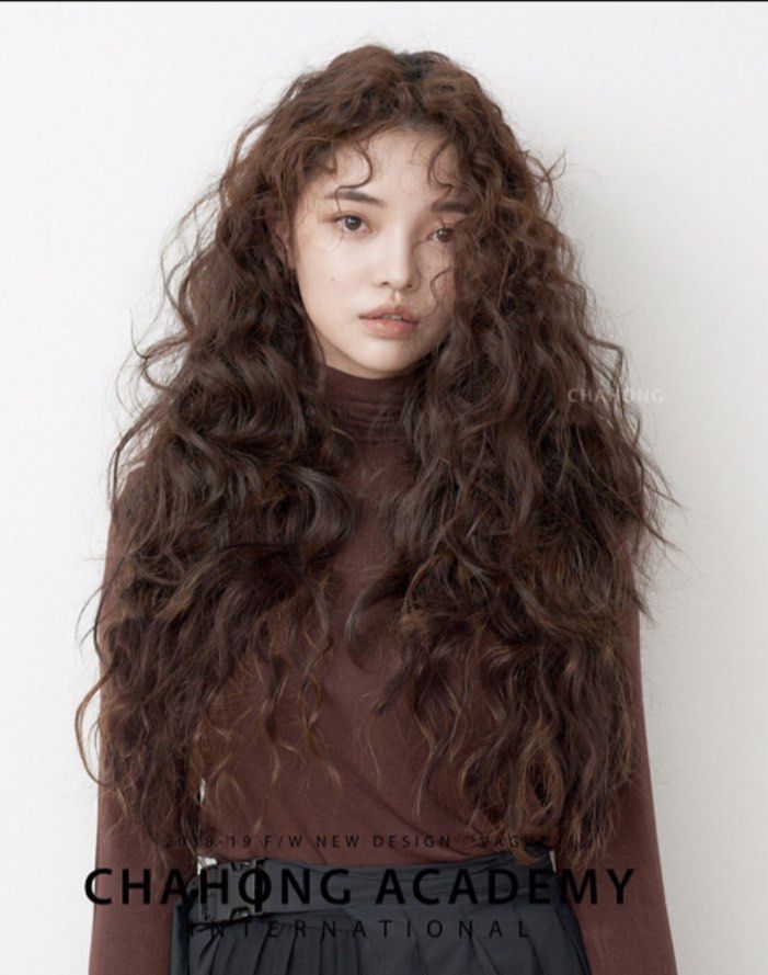 俏皮泡面卷:小巧精致的泡面卷发,显得俏皮