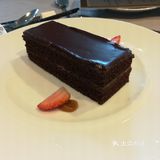 热心的小伙子,在厨房找来小蛋糕