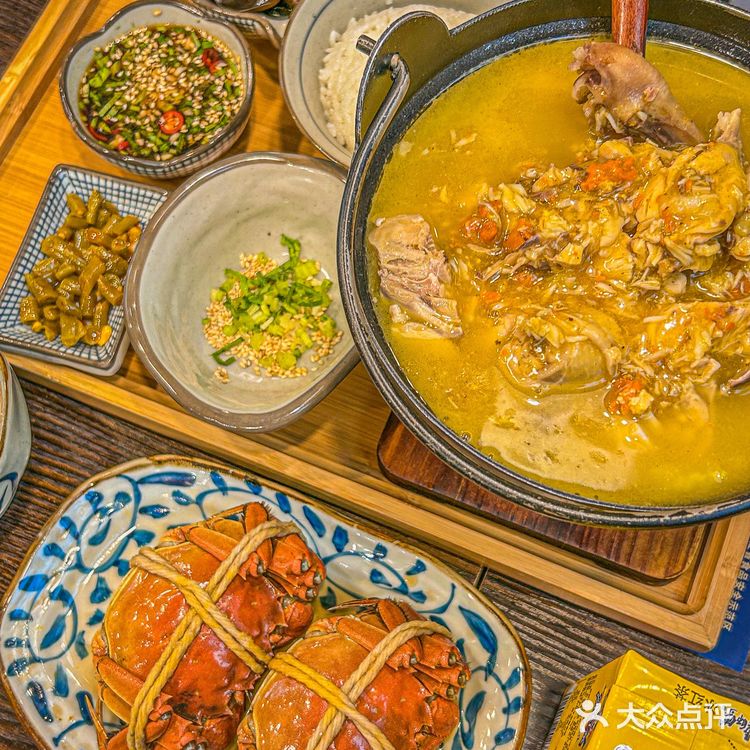 我又来吃蟹三宝啦‼️下雨天的中午竟然还排队