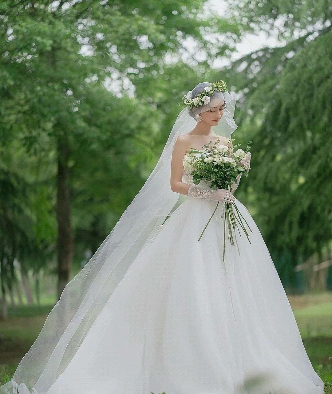 单人婚纱照以简约,优雅为特点,强调新娘的独特魅力和个性