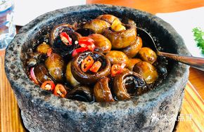 Stone Pot Stir-Fried Button Mushrooms