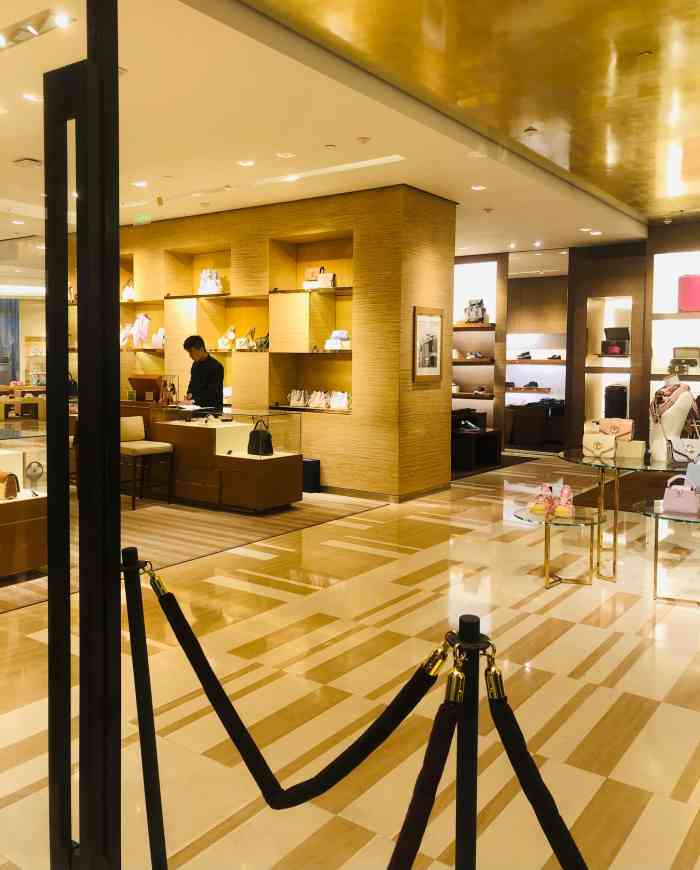 lv路易威登(尚嘉中心店)-"和女友逛街,正好路过尚嘉中心的lv,我提.