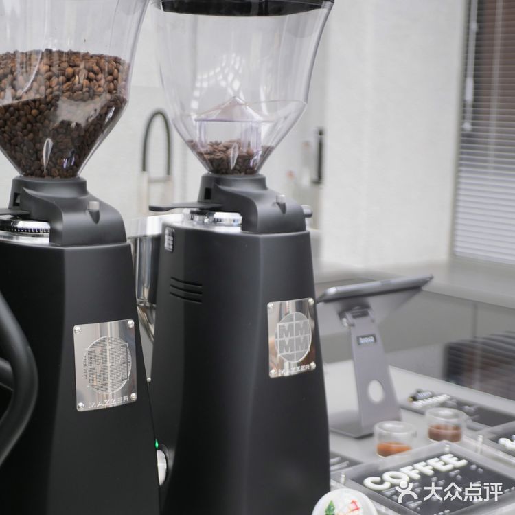 trova🖤非黑即白咖啡店