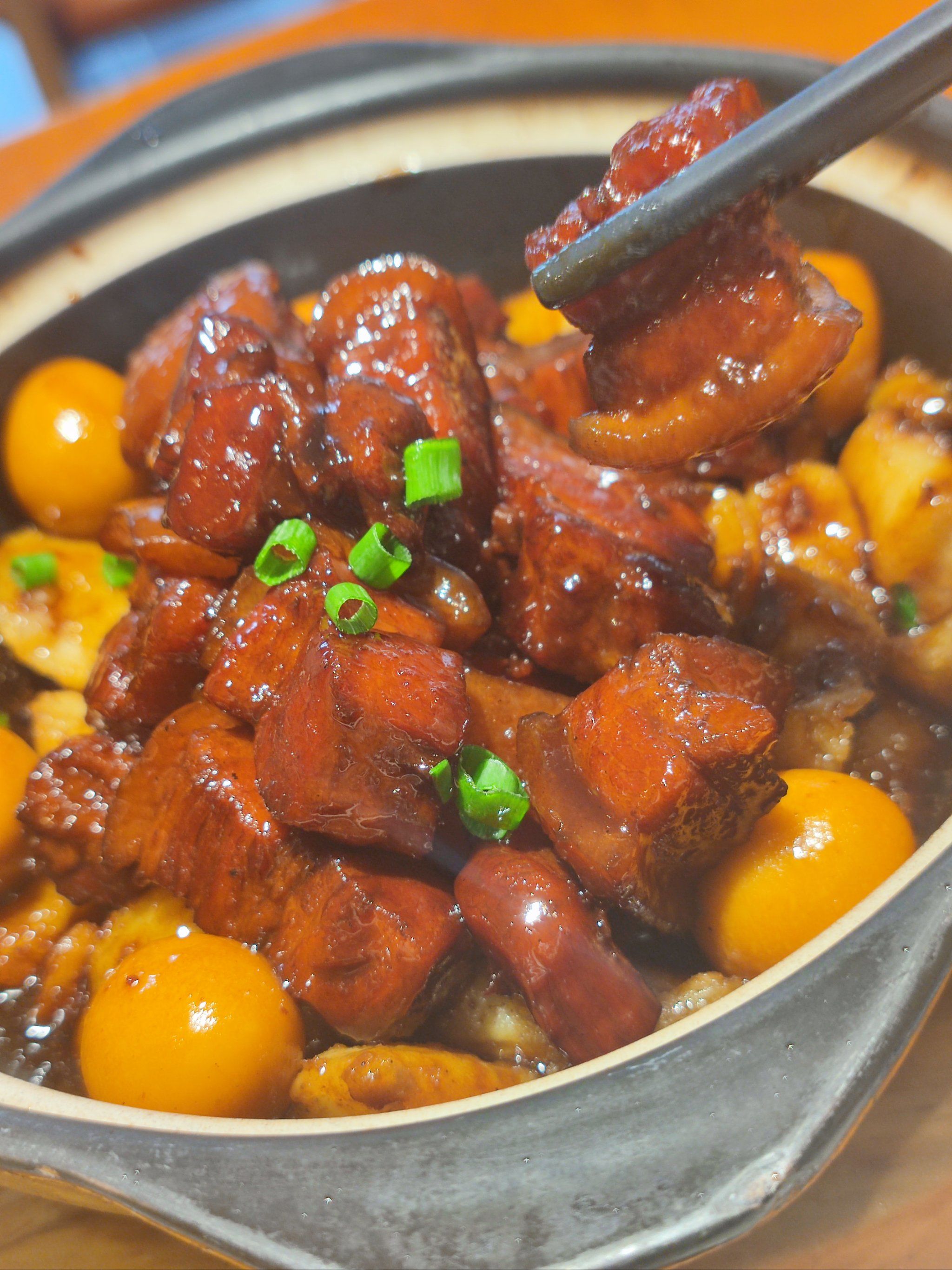 第1次吃他们家,吃的是工作餐,这个红烧肉非常下饭,砂锅有一点烫