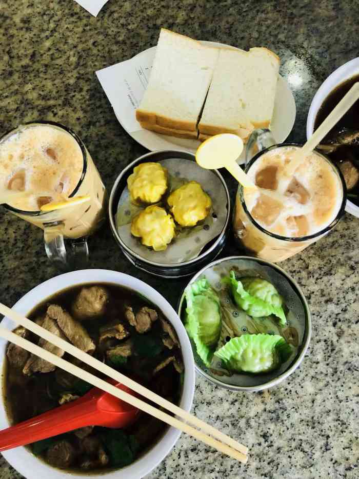 富源茶餐厅-"环境环境嘈杂,当地人吃的很多 吐司确实.