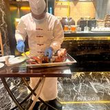 大快朵颐烤鸭时