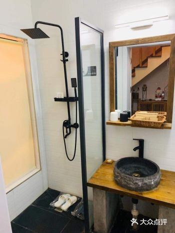 秦岭脚下的民宿 就在环山路上 大概是因为市容的原因