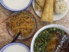 -白阿婆过油肉拌面·大盘鸡