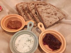 三种酱配酸面包-Mesa Madre梅萨妈妈·Bintana(国贸店)