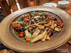 爆炒赤松茸黑牛肝菌-云海肴·汽锅鸡·云南代表菜(美罗城店)