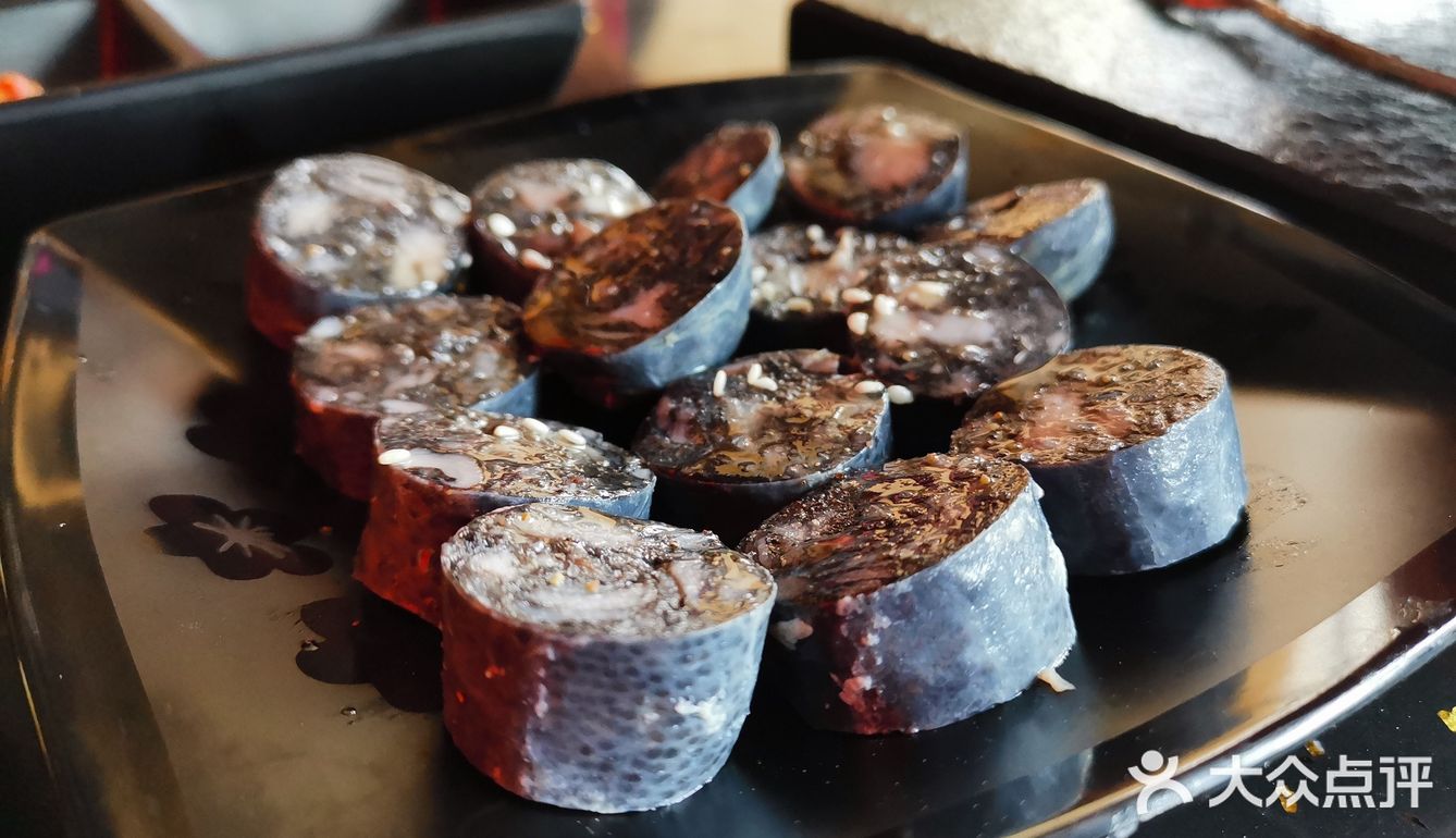 大门口便是店铺的门头，很好找