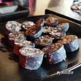 大门口便是店铺的门头，很好找