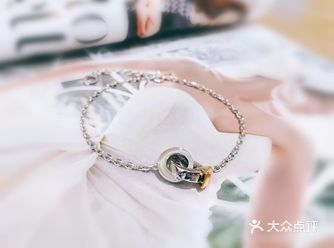一克拉的承诺 以18k黄金雕琢“一克拉”钻石形态设计