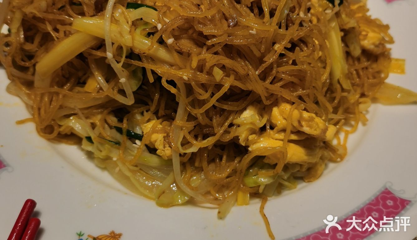 丰盛里这家港式餐厅适合家人聚餐；「庙街风沙鸡」表皮脆香