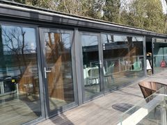 -思念果岭湖畔花房餐厅