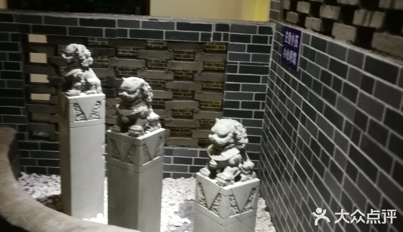 份量也不多,服务态度是比较好的,环境还算可以吧