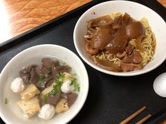-松树干拌面店