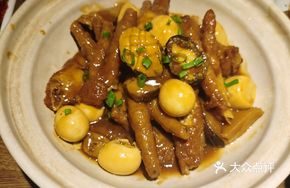 Braised Chicken Feet with Abalone and Dried Mushrooms