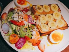 香蕉杏仁酱吐司配鲜虾牛油果-West10 西拾·西餐厅·创意菜(未来科技城店)