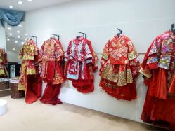 -觅白婚纱礼服馆