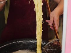 -松树干拌面店