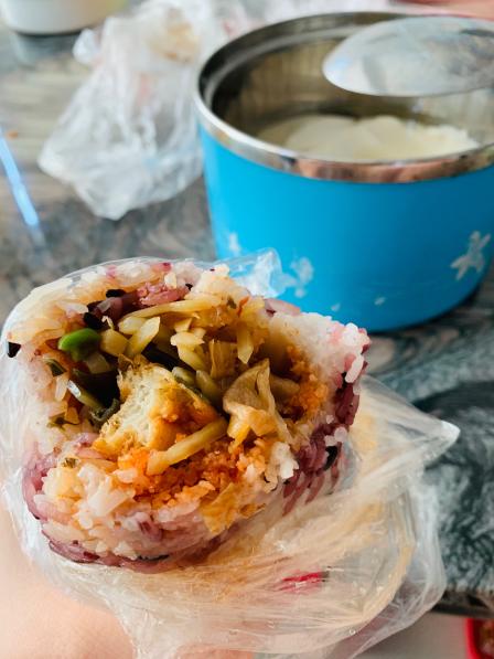 早餐糯米包油条-"回到荆州就必须吃的食物就是糯米包油条了,.