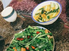 -何妹湿辣牛肉·粤式烧烤砂煲(桂雅路店)