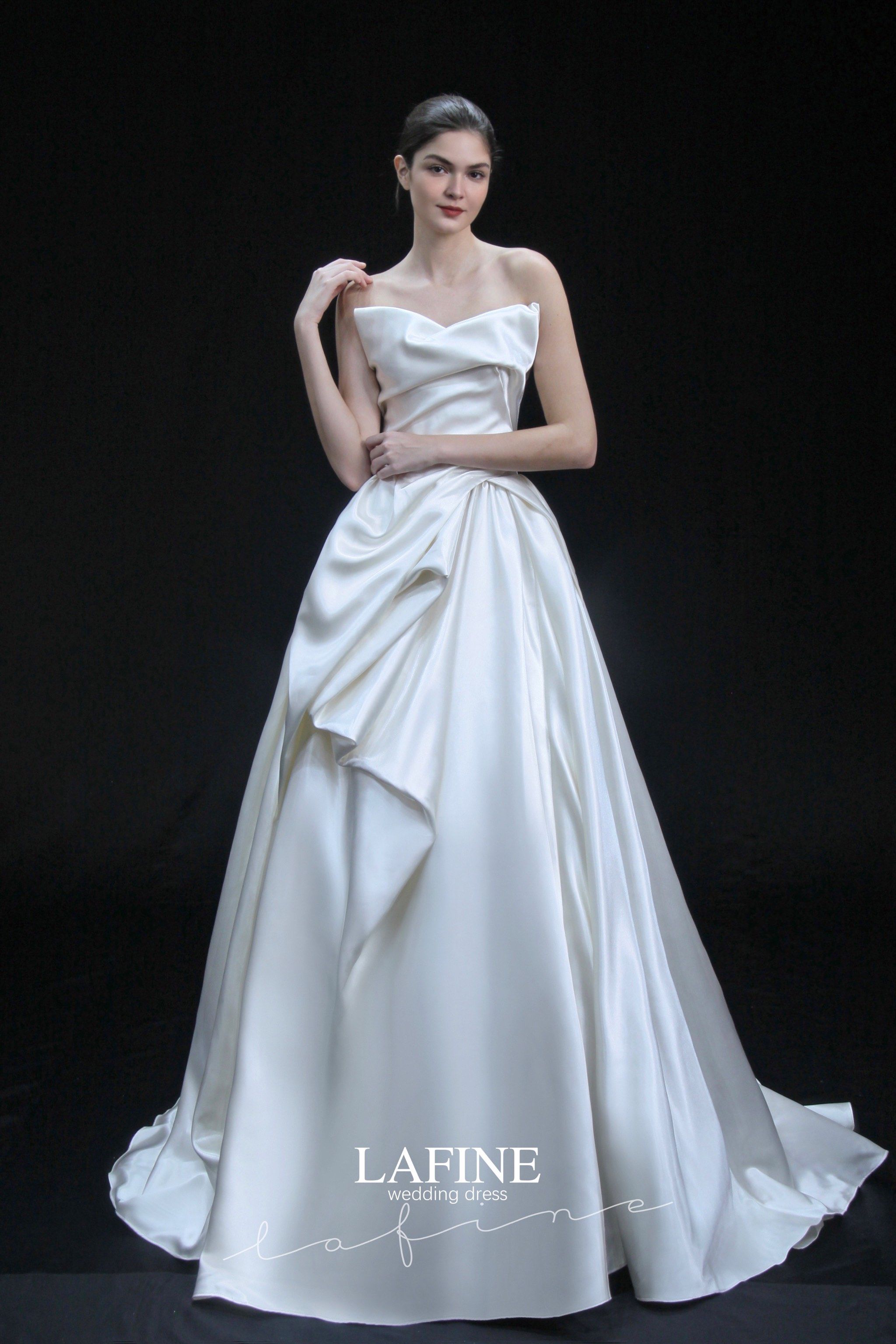 缎面婚纱 以纯白落笔浪漫翩然而至	