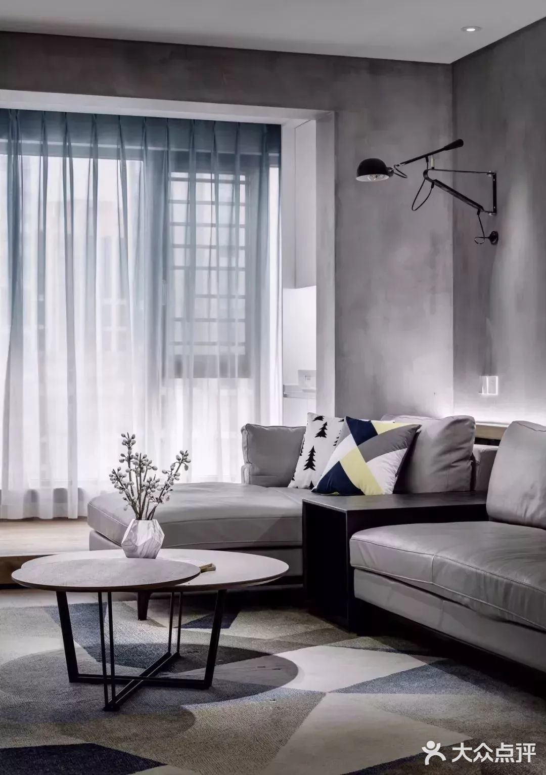 今日分享营造出顶天立地的效果，在视觉上拔高空间