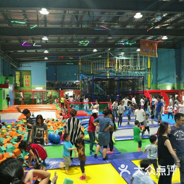 多乐岛蹦床公园