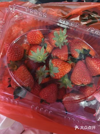 p1：我在路边摊买的草莓，35元一斤，好好吃