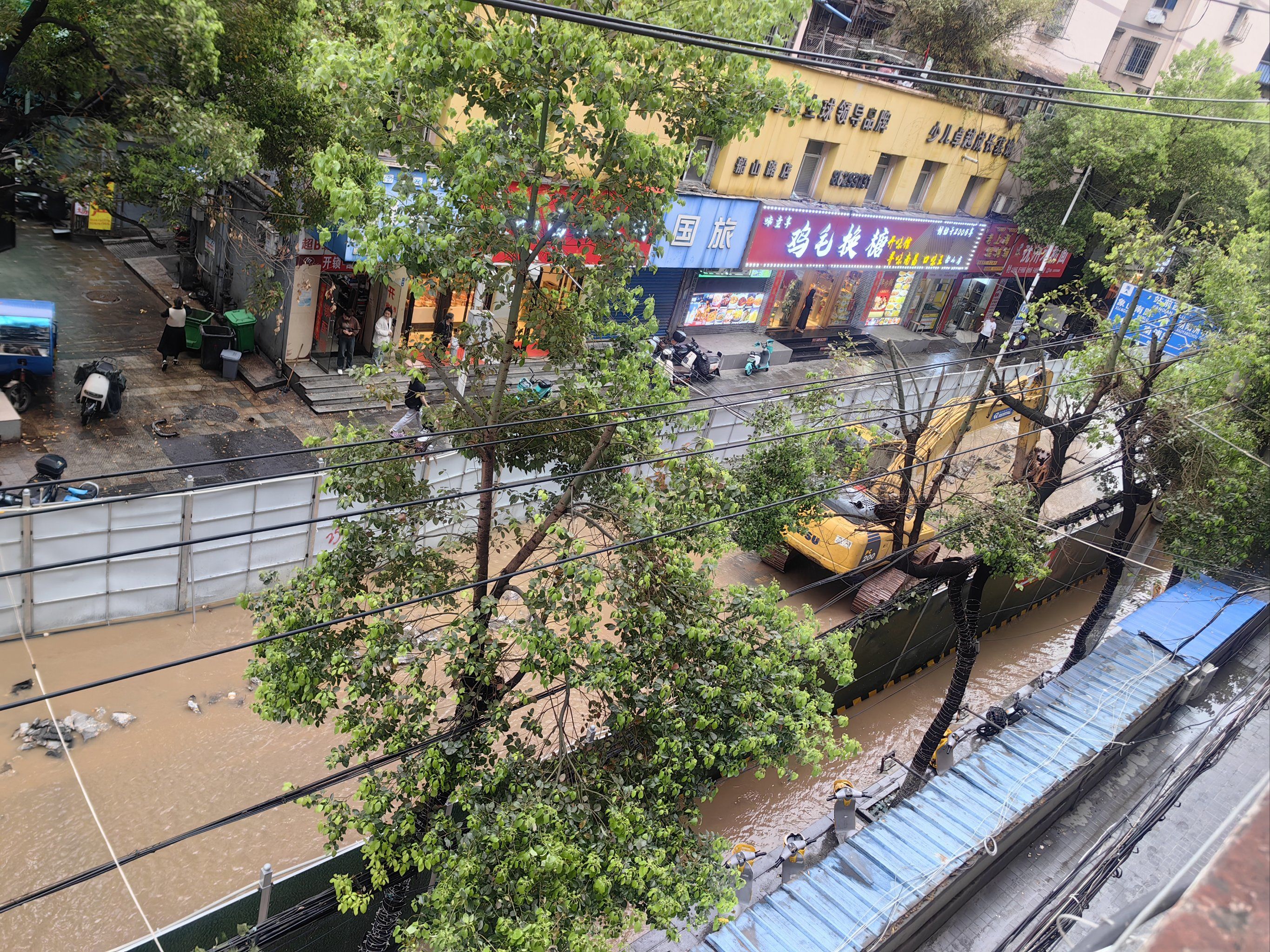 南昌船山路修的水管爆了