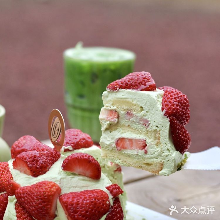 仿佛把一个精致的花园搭建在了蛋糕上面！