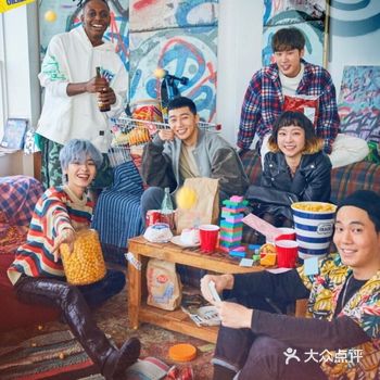 在他出狱以后苦干了7年后。开了一家酒馆