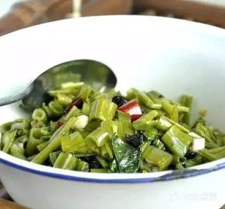 芹菜胡萝卜碎  用料  芹菜；胡萝卜；盐；生抽 