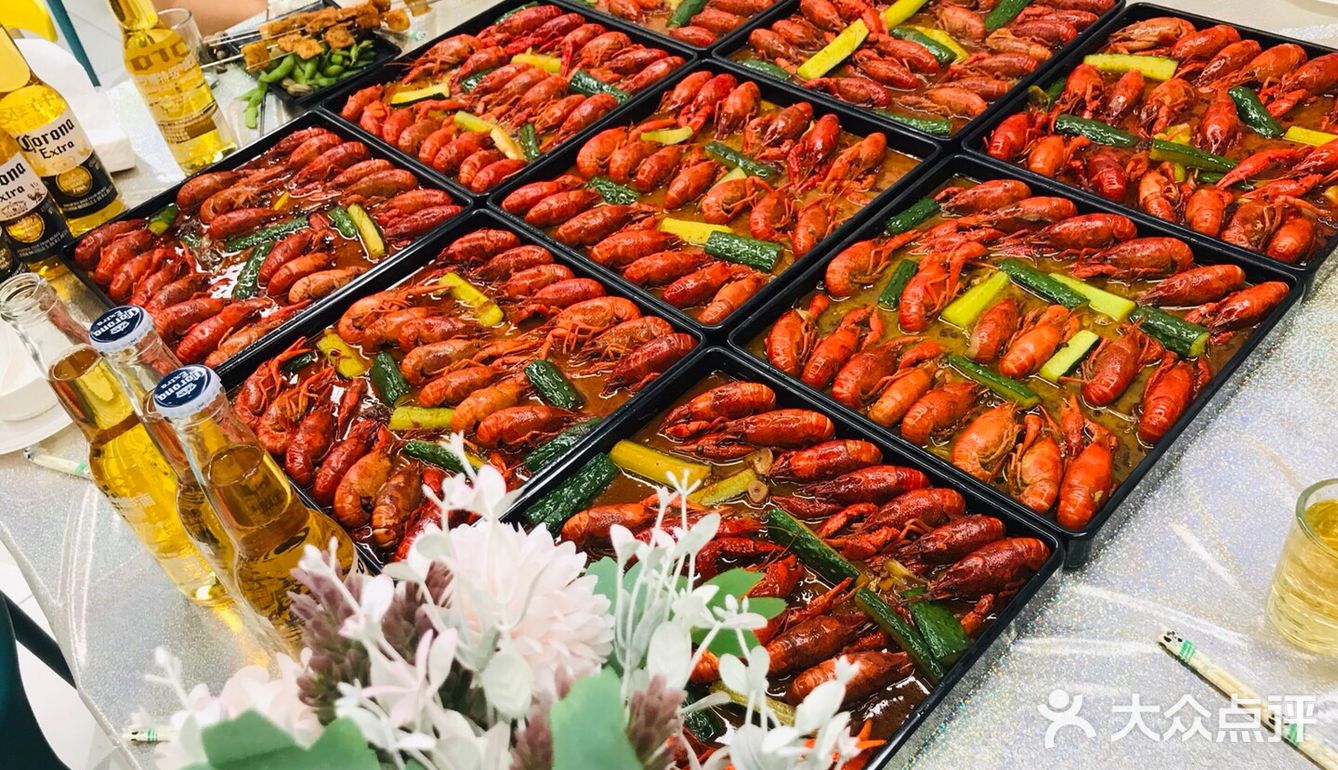 前些天请朋友吃饭，买了了两盒龙虾