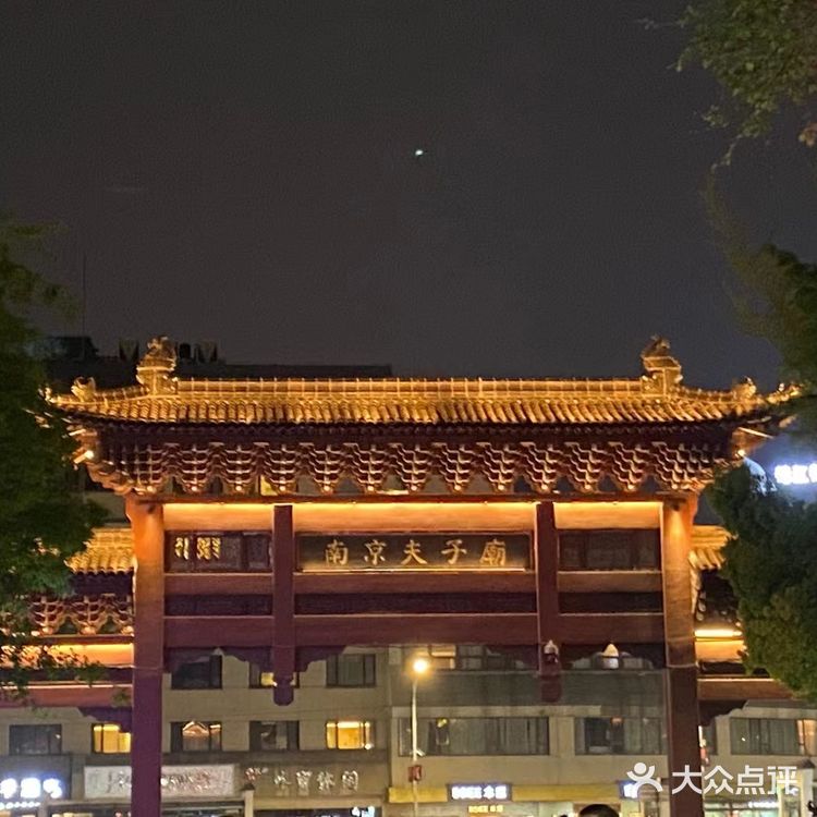 夜幕降临 华灯初上  一场穿越时空的对话
