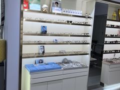 -视野联行眼镜•蔡司•依视路(温江店)