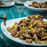 东莞美食｜现烤的荔枝柴烧鹅+生地汤底的濑粉