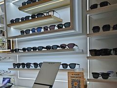 -美式眼镜·授权蔡司.依视路.尼康.豪雅.明月(南翔印象城店)