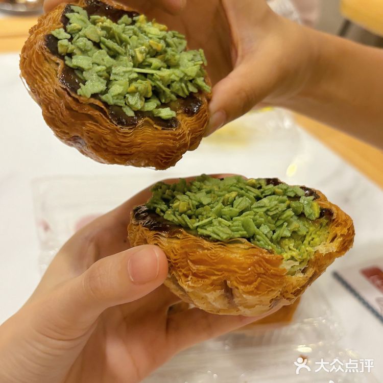 鲍师傅的「法式可颂开心果蛋挞」值得一试哇😆