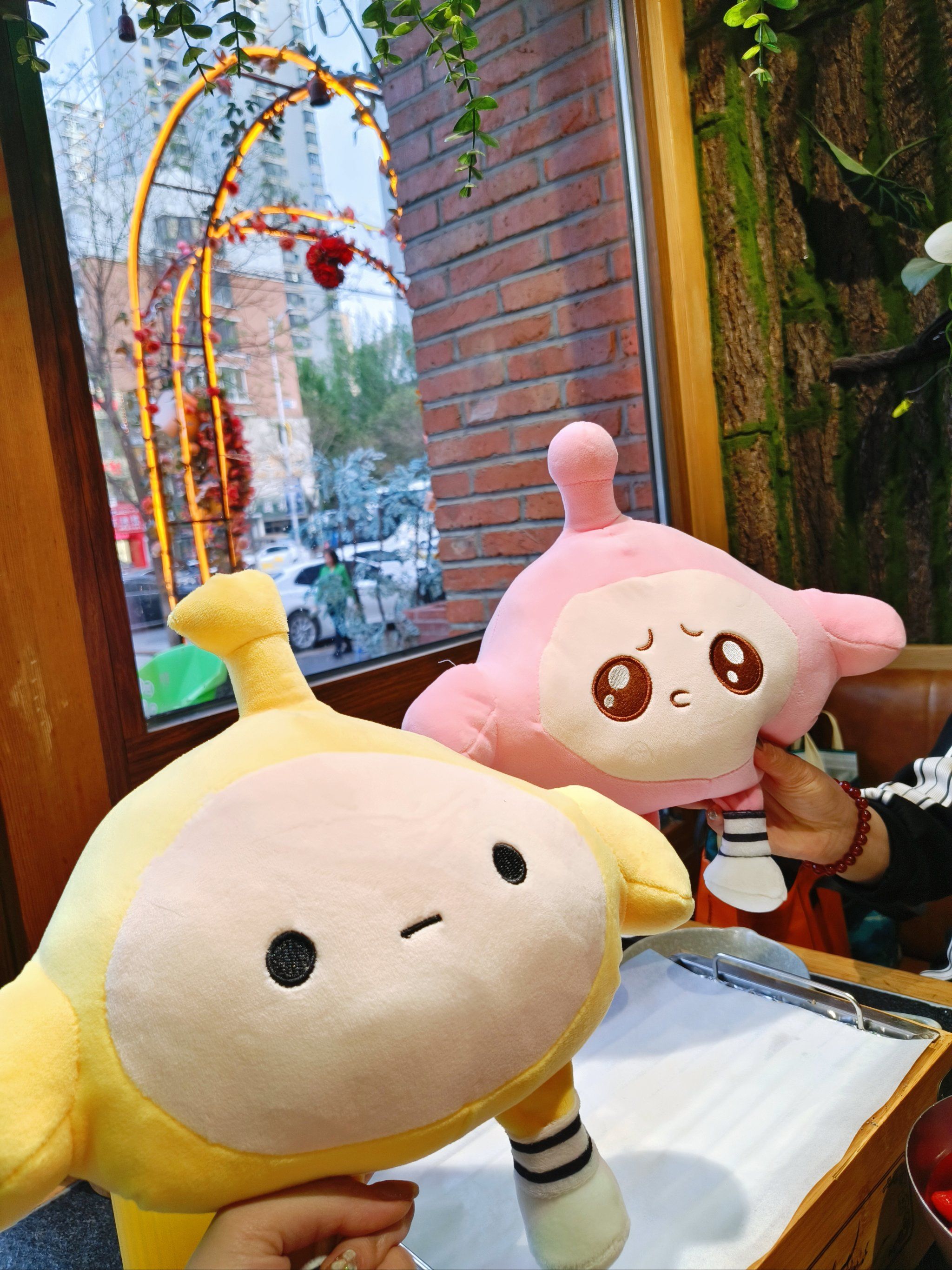 去吃饭还送了小礼物娃娃
好开心呀
感觉回到了小时候一样
#休娱