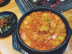 猪肉泡菜汤-肉甲韩国木炭烤肉(新壹街1店)